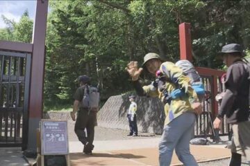 3連休初日の富士山にぎわう <b>富士</b>登山シーズン始まる 事前予約に1400人超 | KSBニュース