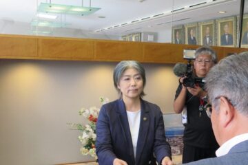 静岡・<b>伊東</b>市長に「卒業証書」提出求める 市議会百条委で決定 – 毎日新聞
