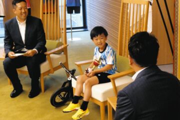 5歳・川井君、準V報告「ランバイク」全日本選手権 川崎の福田市長への表敬訪問では最年少