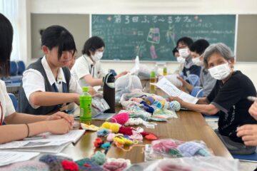 函南の高校で「認知症カフェ」 高校生と高齢者がマフ製作 – 沼津経済新聞