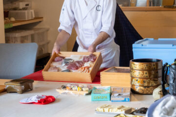 ネタについて説明する「寿しらぼ三〇二」店主の植松隆二さん – 伊豆下田経済新聞