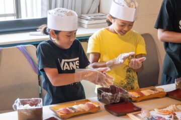 <b>下田</b>・浜崎小児童がすし握りに挑戦 地域と連携した体験学習で