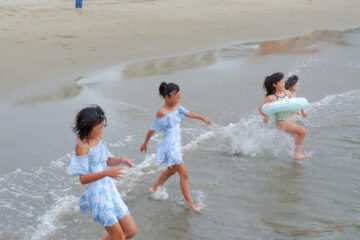 海開きで一斉に海に飛び込む子どもたち – <b>熱海</b>経済新聞