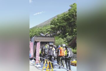 富士山「新ルール」山開き、入山証ない登山客は「学習小屋」へ…６０歳男性「スマホ使いこなせ …