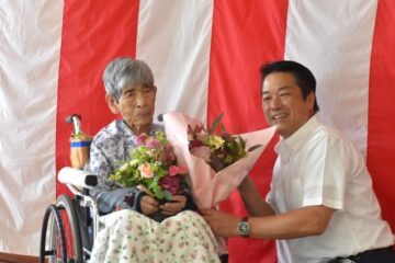 <b>南伊豆</b>町の大野さんが１００歳 岡部町長が祝福 – 伊豆新聞デジタル