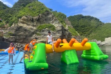 妻良に海上アスレチックオープン 初日から子どもらでにぎわう―<b>南伊豆</b>