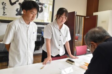 下田高<b>南伊豆</b>分校３年生２人 参院選期日前投票事務を体験