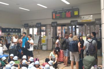 【静岡県に津波警報】伊豆半島の公共交通にも影響 観光客などで駅混雑 カムチャツカ半島沖で …