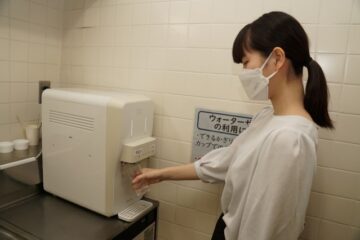 暑さしのいで 給水器を設置―<b>熱海</b>図書館 – 伊豆新聞デジタル