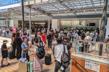 津波警報で交通、観光混乱 鉄道、バス運休で観光客立ち往生―<b>熱海市</b> – 伊豆新聞デジタル
