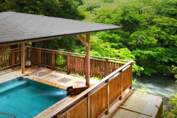 【50歳からの大人旅】川床体験＆夏の純米酒＆鮑の刺身を愉しむ  二人併せて100歳以上で館内 …