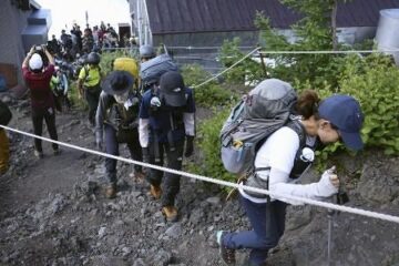 初日の静岡側登山者２割減 規制影響、富士山開き – 中日新聞