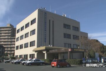 浜松市中央区の自宅で母親の左手を金属製の杖で叩いて骨折させる ２０代の女が逮捕