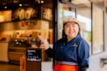巨大アウトレットモールで活躍するスタッフを紹介する「STAFF STORY」新記事を7月11日に公開 …