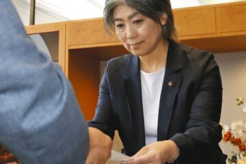 百条委、卒業証書の提出求める <b>伊東</b>市長「弁護士と相談」 – 中日新聞