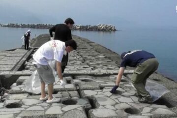 海水浴場の海開き前に 飲食店グループが海岸清掃＝静岡・伊豆市 – ライブドアニュース