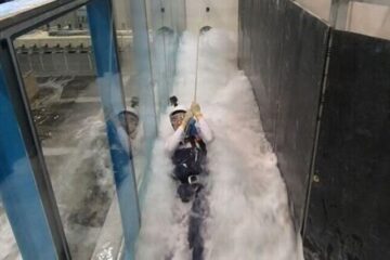 20～30センチの再現津波に数秒で流されたスタッフ 専門家が警鐘ならす「津波注意報レベルの …