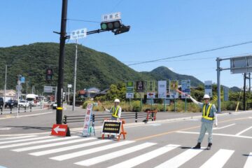 津波警報 避難所開設や国道封鎖 静岡県東部の沿岸各自治体が対応 – 東京新聞