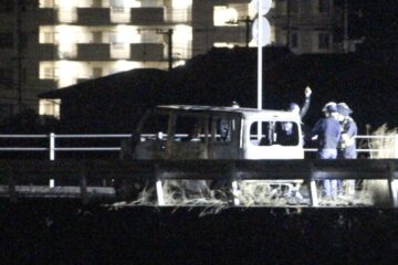 福山の県道で車が全焼、運転席に遺体 – 中国新聞デジタル