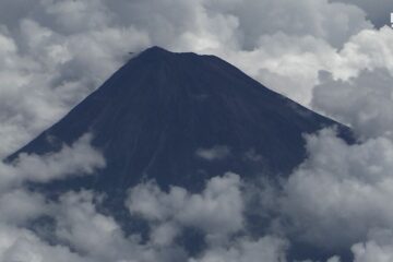 富士山 静岡県側も山開き 新たな登山規制導入 事前登録義務づけ 1人4000円入山料徴収