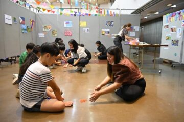 <b>小山</b> 児童とＡＬＴが交流 – 遊び通じ英語、他文化理解 – 下野新聞社