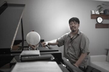ピアニストDAKOKU、喪失と再生の物語――亡き娘を思った〈サウンドテイル〉のアルバム『瞬景 …