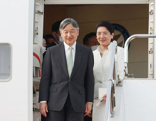 帰国された両陛下 – 富士山経済新聞
