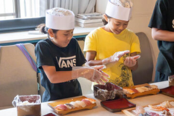 <b>下田</b>・浜崎小児童がすし握りに挑戦 地域と連携した体験学習で