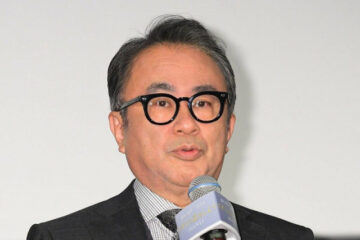 三谷幸喜氏 <b>伊東</b>市長の騒動で不安に？〝卒業証書チラ見せボケ〟に安住アナ「もうちょっと見せて」