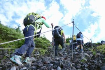 富士山、静岡県側も山開き 入山料4千円徴収、時間規制 – 西日本新聞