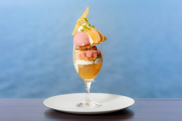 <b>熱海</b>ホテルニューアカオ、夏限定「桃のパフェ」を館内絶景カフェで提供。立ち寄り温泉も