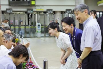 天皇、皇后両陛下と長女愛子さま、<b>伊豆</b>急下田駅にご到着 須崎御用邸で静養 – 毎日新聞