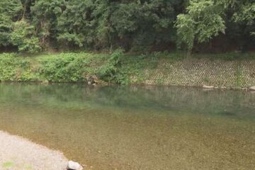「沈んで動かない」と通報…知人女性と川で遊んでいた57歳男性が流され死亡 水深約1.5メートル …