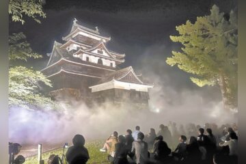 人工の雲海に浮かぶ松江城、壮麗な「打ち水」…火力発電所のタービン冷やす装置を応用