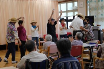 笑顔届ける歌と踊り <b>函南</b>ＢＧｓが高齢者施設を訪問 – 伊豆新聞デジタル