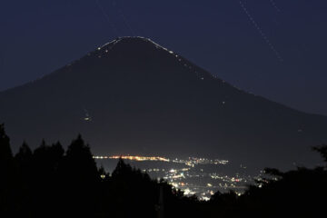 富士登山者の光跡輝く 連なるヘッドライトの道 <b>御殿場</b>（静岡新聞DIGITAL） – Yahoo!ニュース