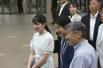 天皇ご一家が須崎御用邸でご静養へ 愛子さまは三つ編みワンテールで白地に小花柄のワンピース …