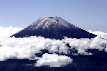 富士山の吉田ルート７合目、登山ツアー中の７５歳男性死亡…山梨県側での死者は今シーズン初