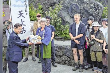 静岡：「献上茶」英大使が奉納 富士山頂へ運搬「光栄」 <b>富士宮市</b> – 読売新聞オンライン