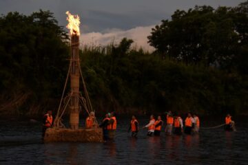 巨大たいまつ狩野川下る 伝統行事「かわかんじょう」ー<b>伊豆の国市</b>神島地区 – 伊豆新聞デジタル