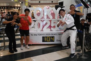 デフリンピック東京大会開幕100日前イベントで、カウントダウンモニュメントお披露目