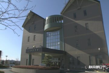 居酒屋で酔っぱらって男性客の頭をいきなりコップで殴り流血するけがをさせた疑い ７３歳の会社 …