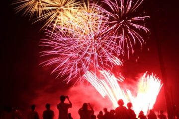 “光の花”夜空彩る 25分間のショーに歓声―<b>伊豆</b>山温泉納涼海上花火大会
