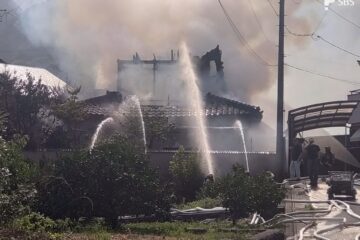 東名高速道路富士川サービスエリア付近で火災 住宅を焼く火事か 消火活動続く=静岡・<b>富士市</b>