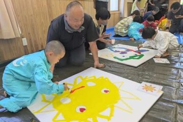 こども園外壁にガラスモザイク作品 園児が下絵 大分・日田市中津江村で住民参加のアート企画 …
