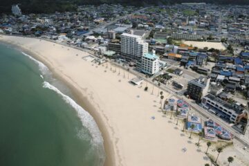 津波注意報を全域で解除、引き続き警戒必要 夏休みの海水浴場閑散 – 中日新聞