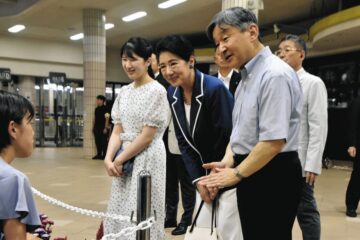 天皇ご一家、6年ぶり<b>下田</b>入り 御用邸で静養 市民100人出迎え – 東京新聞