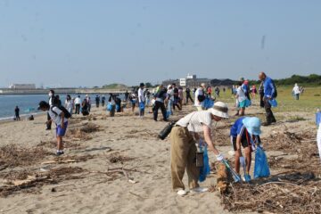 早朝清掃200回達成、四日市の吉崎海岸、記念の物語を紙芝居で発表 – YOUよっかいち