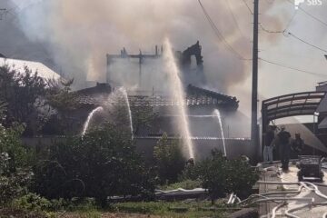 東名高速道路富士川サービスエリア付近で火災 住宅を焼く火事か 消火活動続く＝静岡・<b>富士市</b>