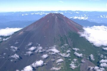 富士山下山中に疲労で歩行不能に 台湾籍の66歳女性を救助 一緒に登山をしていた友人が通報 …